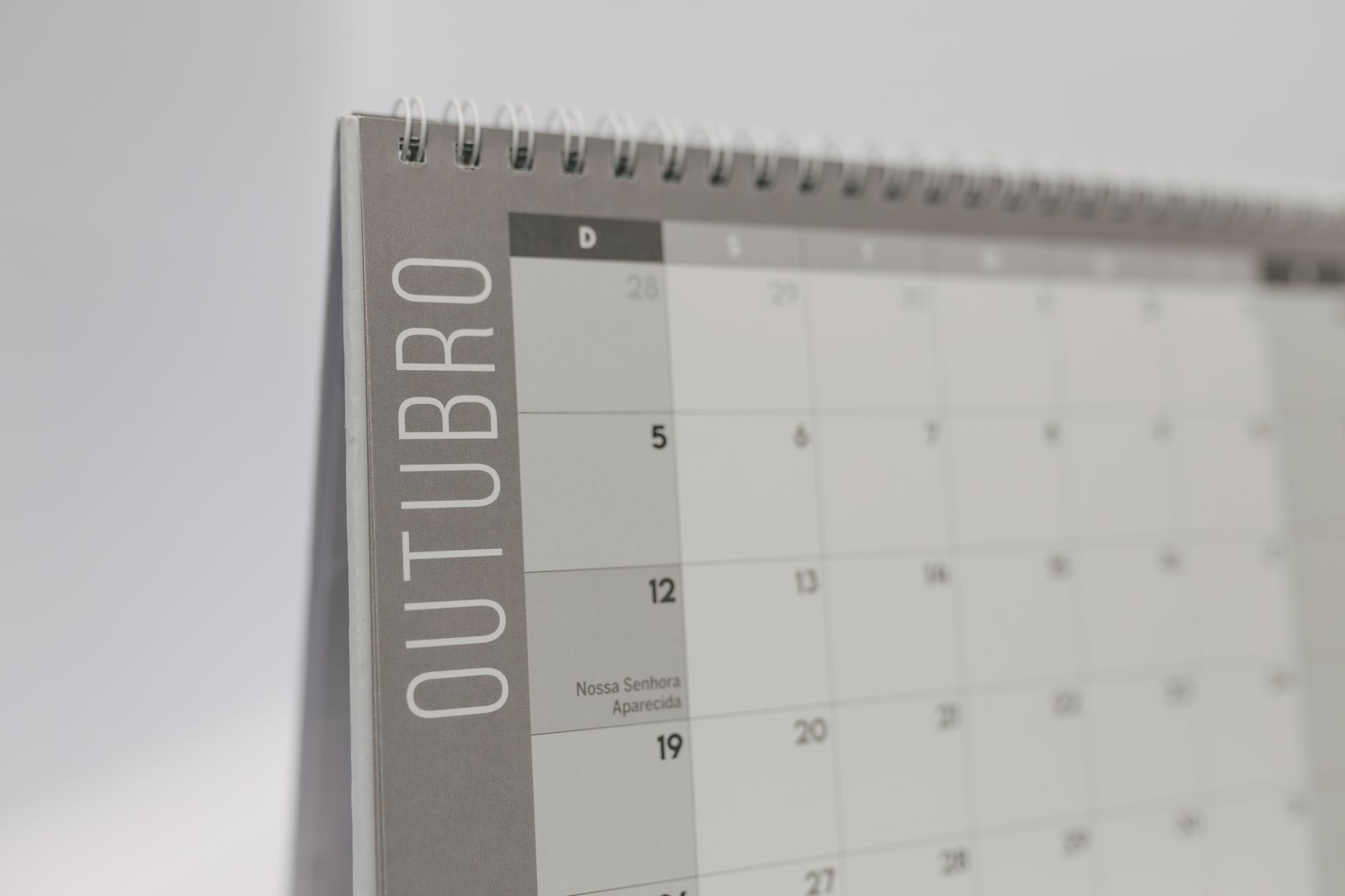 october calendar page in portuguese
